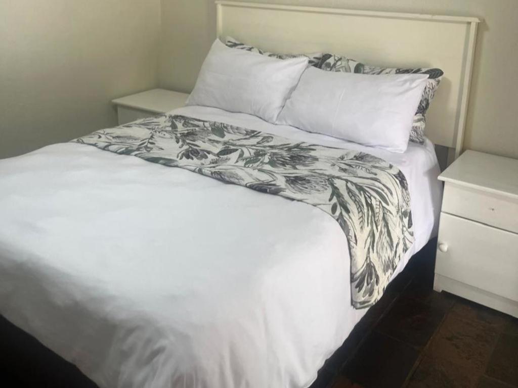 Karee Guesthouse Тхабазимби Номер фото